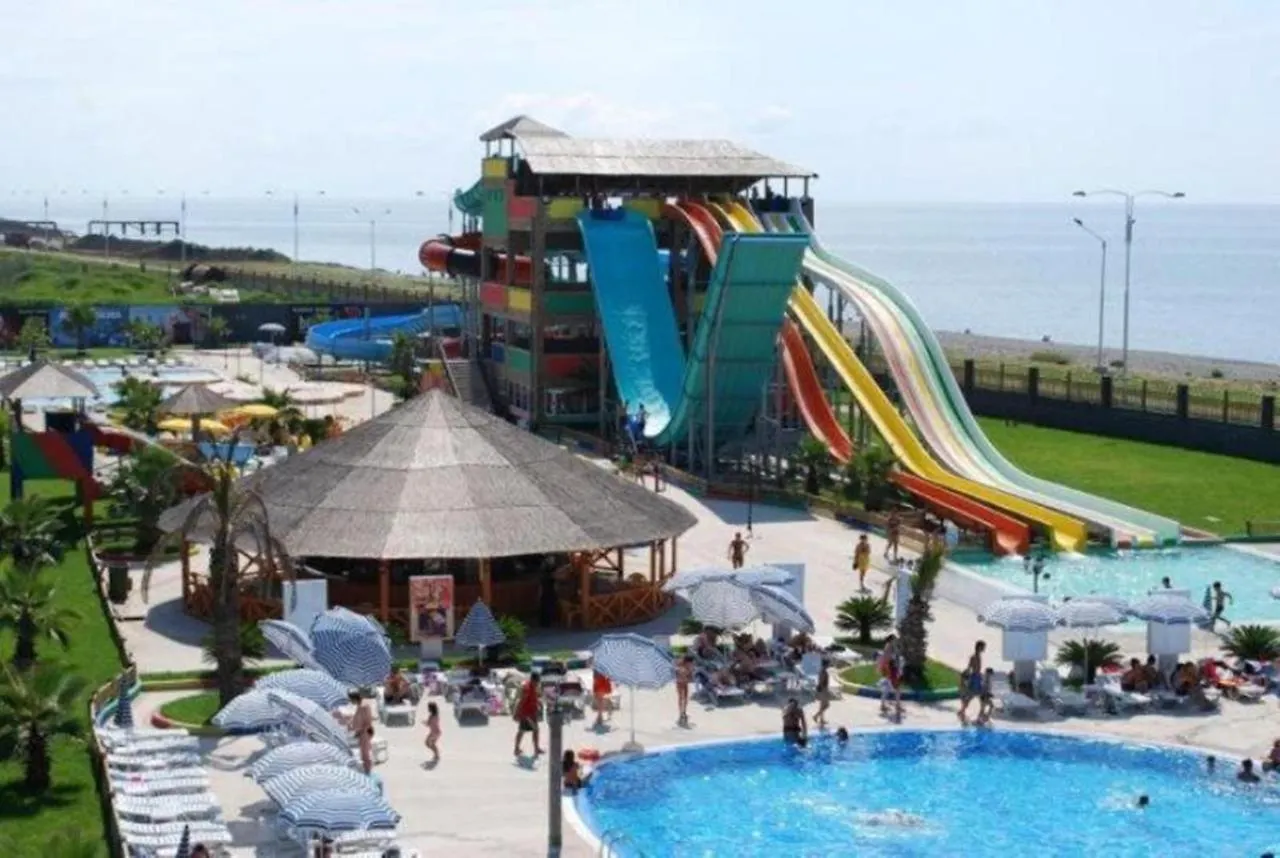 Apartment Desi With Sea View On The Beach In באטומי